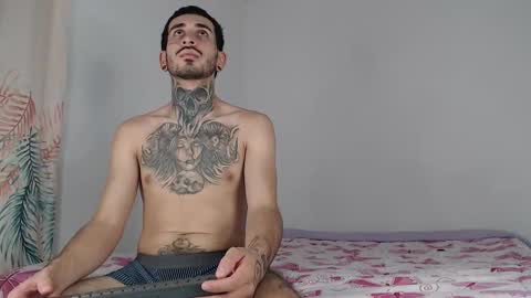 Snapshot of tyler_y_luna chatting on November 1, 11:37 pm Tyler y Luna online show from November 1, 11:37 pm