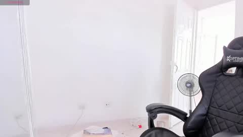 Snapshot of tyron_rulers chatting on February 25, 6:44 pm Dvid Rullers online show from February 25, 6:44 pm