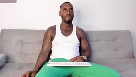 Snapshot of tyron_rulers chatting on February 25, 10:31 pm Dvid Rullers online show from February 25, 10:31 pm