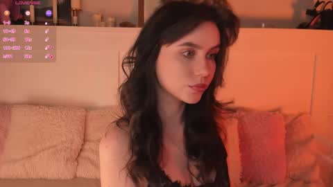 Una  online show from March 22, 9:24 am