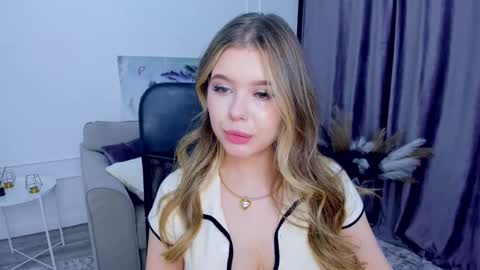 Snapshot of unforgettablalice chatting on March 1, 2:55 pm Alice online show from March 1, 2:55 pm