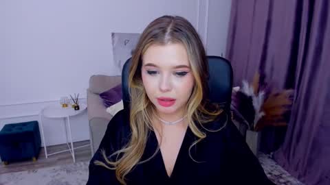 Snapshot of unforgettablalice chatting on February 22, 1:55 am Alice online show from February 22, 1:55 am