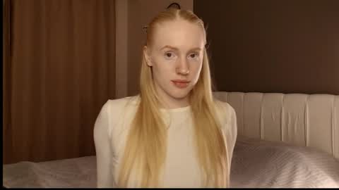 ElizabethLizy online show from June 6, 5:30 pm