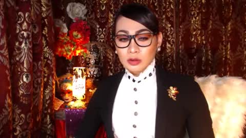 Snapshot of urtimelessbeauty chatting on December 11, 8:50 pm Merca online show from December 11, 8:50 pm