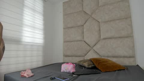 V A I O L E T T  S M I T H online show from October 23, 1:45 pm