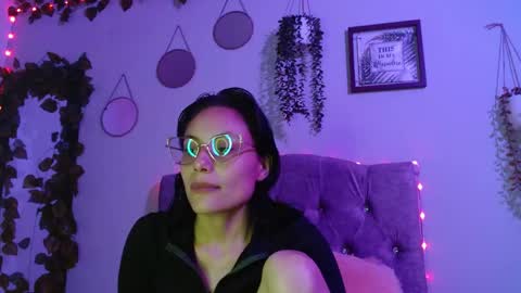 valkiry_ online show from April 10, 9:41 pm