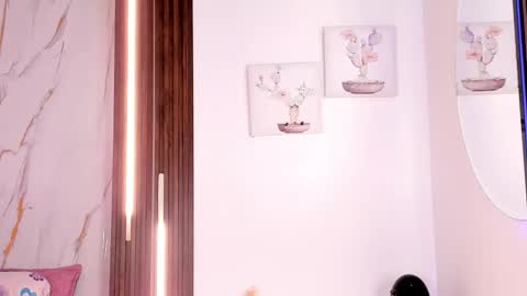 Vallolet Peach  online show from March 22, 12:20 pm