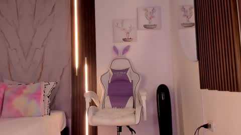 Vallolet Peach  online show from November 28, 11:50 am