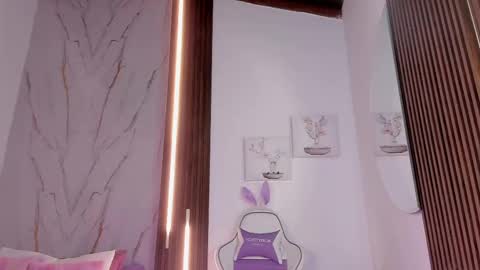 Vallolet Peach  online show from October 17, 11:25 am