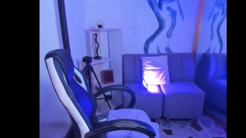 vanessascott_ online show from February 16, 8:01 am