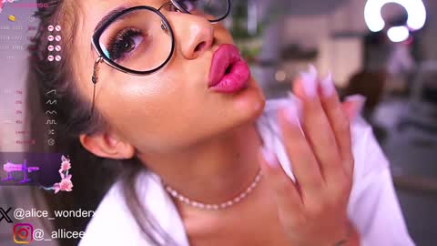Snapshot of vanessasimon chatting on February 8, 9:13 am Vanessa Simon online show from February 8, 9:13 am