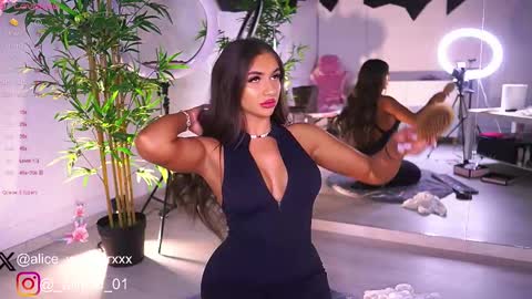 Snapshot of vanessasimon chatting on February 11, 7:02 am Vanessa Simon online show from February 11, 7:02 am
