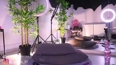 Snapshot of vanessasimon chatting on February 13, 12:43 pm Vanessa Simon online show from February 13, 12:43 pm