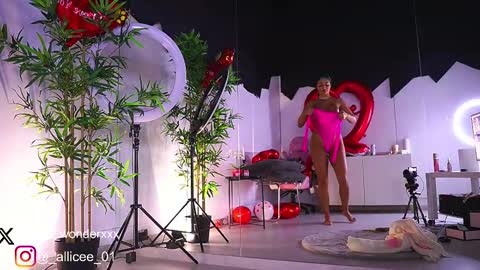 Snapshot of vanessasimon chatting on February 16, 7:04 am Vanessa Simon online show from February 16, 7:04 am