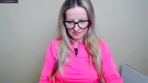 Mia online show from February 11, 9:02 am