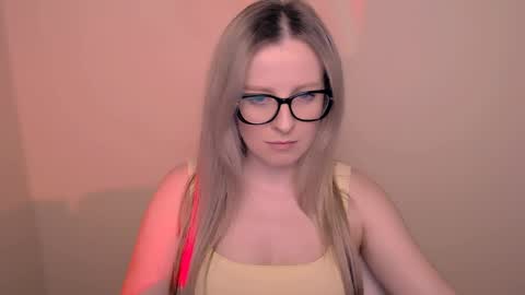 Mia online show from April 5, 6:16 pm