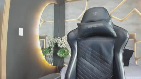 Venus Blazer  online show from October 16, 11:21 am