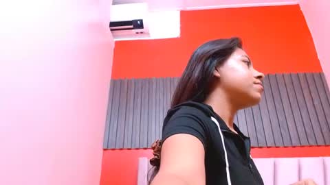 Veronica Robles online show from June 25, 6:35 pm