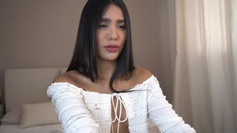 Snapshot of veroniqe_lounge chatting on October 9, 4:01 pm V A L help me reach 100likes online show from October 9, 4:01 pm