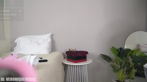 Snapshot of veroniqe_lounge chatting on December 6, 5:06 pm V A L help me reach 100likes online show from December 6, 5:06 pm