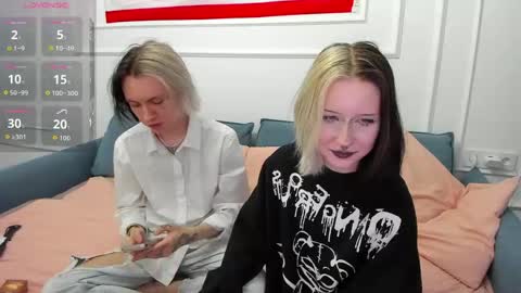 veryraretwins online show from May 11, 7:33 pm