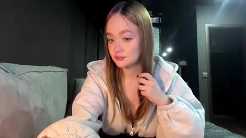 Esta online show from November 24, 4:27 pm