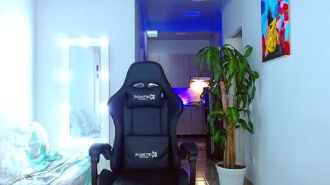 Ariana  online show from December 1, 8:44 pm