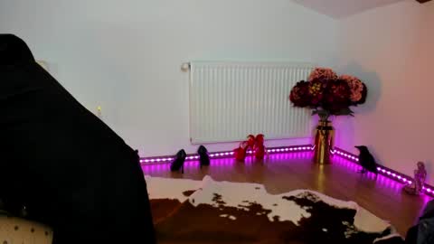 ViciousQueenu can call me Laura online show from April 5, 6:49 pm