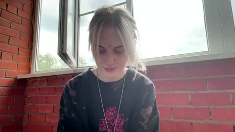 Mia online show from May 14, 9:29 am