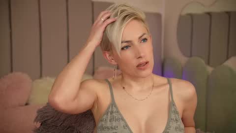 Snapshot of vickysecret96 chatting on March 2, 5:58 pm vickysecret96 online show from March 2, 5:58 pm