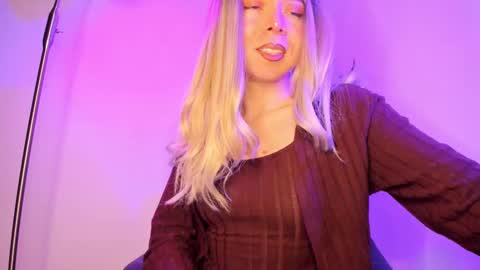 D A N I online show from October 15, 2:15 am