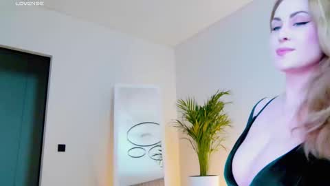 Miss V online show from December 5, 8:13 am