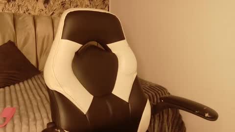 Victoria online show from November 4, 7:59 pm