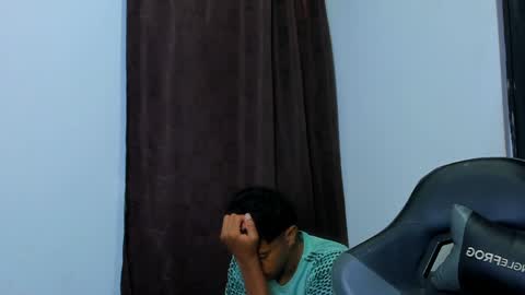 Violet and Myers online show from April 4, 6:37 pm