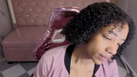 violeth_b online show from December 18, 1:17 pm