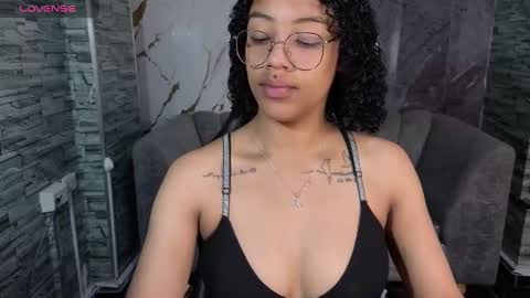 violeth_b online show from October 14, 12:41 pm