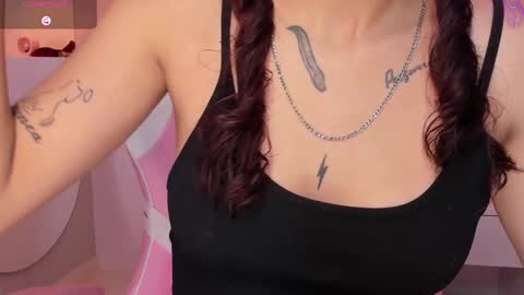Snapshot of violeth_hill chatting on February 12, 8:29 pm Violeth Hill online show from February 12, 8:29 pm