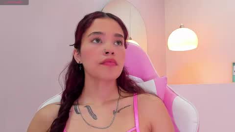 Snapshot of violeth_hill chatting on February 18, 4:37 am Violeth Hill online show from February 18, 4:37 am