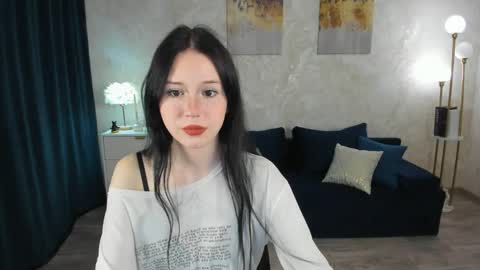 violetharmee online show from April 16, 11:43 am