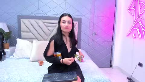 Snapshot of violetrousse chatting on March 9, 11:25 pm Violet Rousse online show from March 9, 11:25 pm