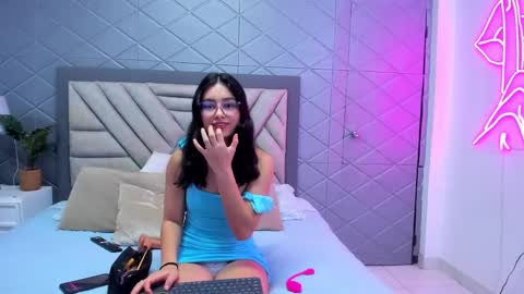 Snapshot of violetrousse chatting on March 10, 12:49 pm Violet Rousse online show from March 10, 12:49 pm