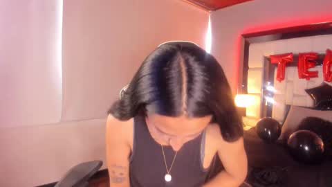 Snapshot of violetskinny chatting on February 18, 6:58 pm violetskinny online show from February 18, 6:58 pm
