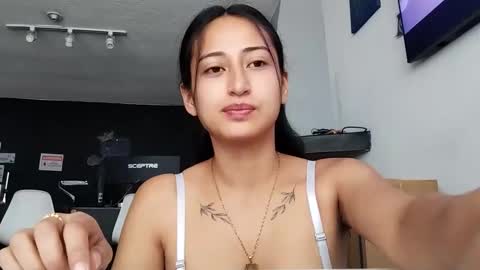 Snapshot of violetskinny chatting on January 19, 3:32 pm violetskinny online show from January 19, 3:32 pm