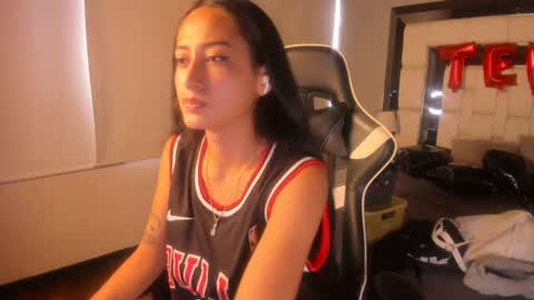 Snapshot of violetskinny chatting on February 23, 5:29 pm violetskinny online show from February 23, 5:29 pm