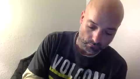 whiskerbiscuit_69 online show from December 3, 5:59 am