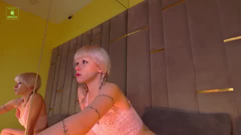 YOLANDI online show from October 23, 4:25 am