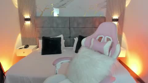 whiteatenea online show from January 15, 8:28 pm