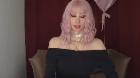 White Queen online show from February 20, 4:58 pm