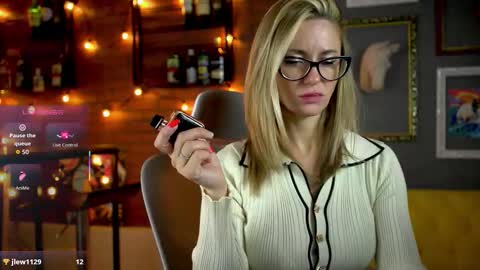 whitneypunnch online show from December 2, 8:23 am