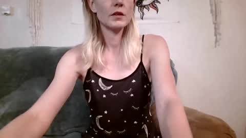 willowxo223 online show from June 22, 5:15 am